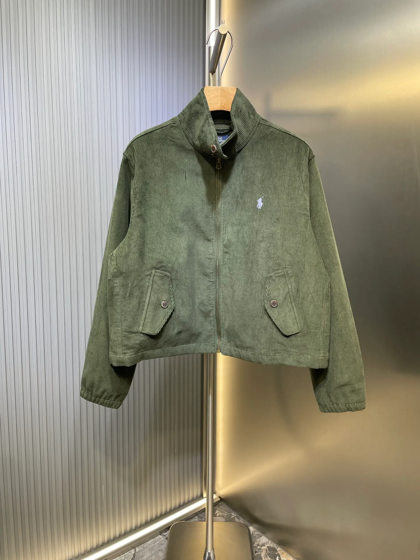 P490 Ralph La*ren 25Fw new autumn and winter retro corduroy jacket | Exclusive high-end version! Made of thick and skin-friendly corduroy fabric, it is warm and stylish in autumn and winter. The neat short version is friendly to all body shapes. It is made of retro brown and olive green fabrics with a texture that has accumulated over time. The stand-up collar design, metal zipper and iconic pony logo embroidery, and the tough tone of American retro workwear, allow this jacket to wander freely on the border between retro and classic. Every detail tells the fashion heritage of American retro.  Spot sale SML